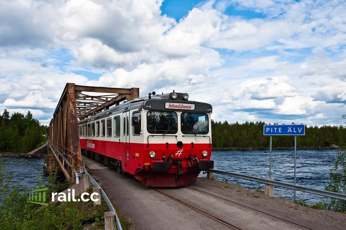 Inlandsbanan train crosses the Pite Älv bridge