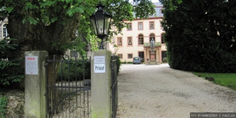 Das Schloss befindet sich in Privatbesitz und kann nicht besichtigt werden (auch der Schlosshof nicht).