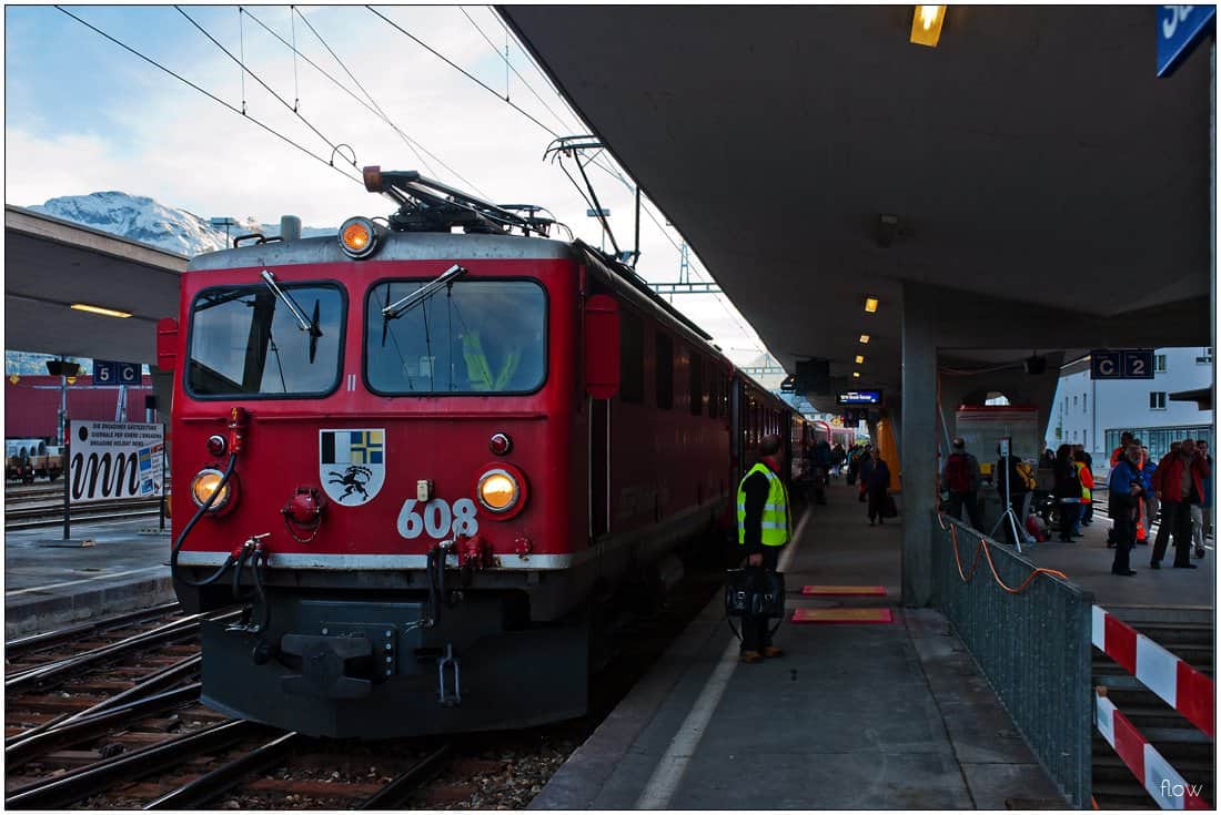 A Regio from Pontresina has arrived in Samedan and will provide the connection to the RegioExpress to Chur on the opposite platform.