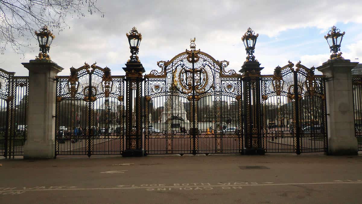 Fences around Buckingham Palace