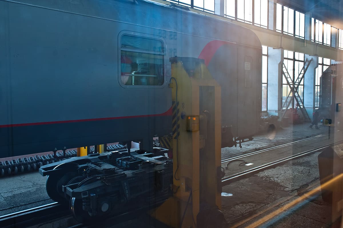 A sleeping car has been lifted from its normal gauge bogie that will remain in Brest.