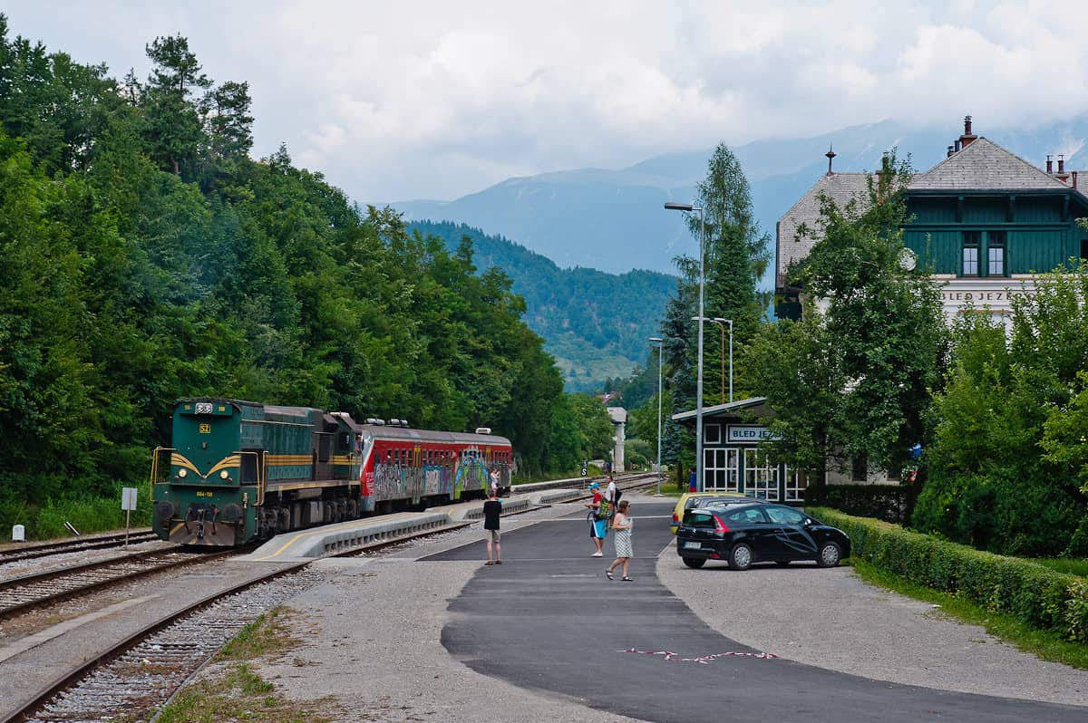 A regional train to Nova Gorica leaves the station of Bled Jezero.