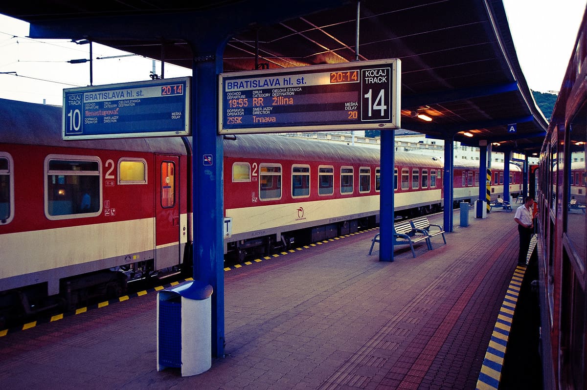 Наконец наш поезд собирается покинуть Братиславу.  Экспресс на Жилину доставляет в Кошице сквозной спальный вагон.