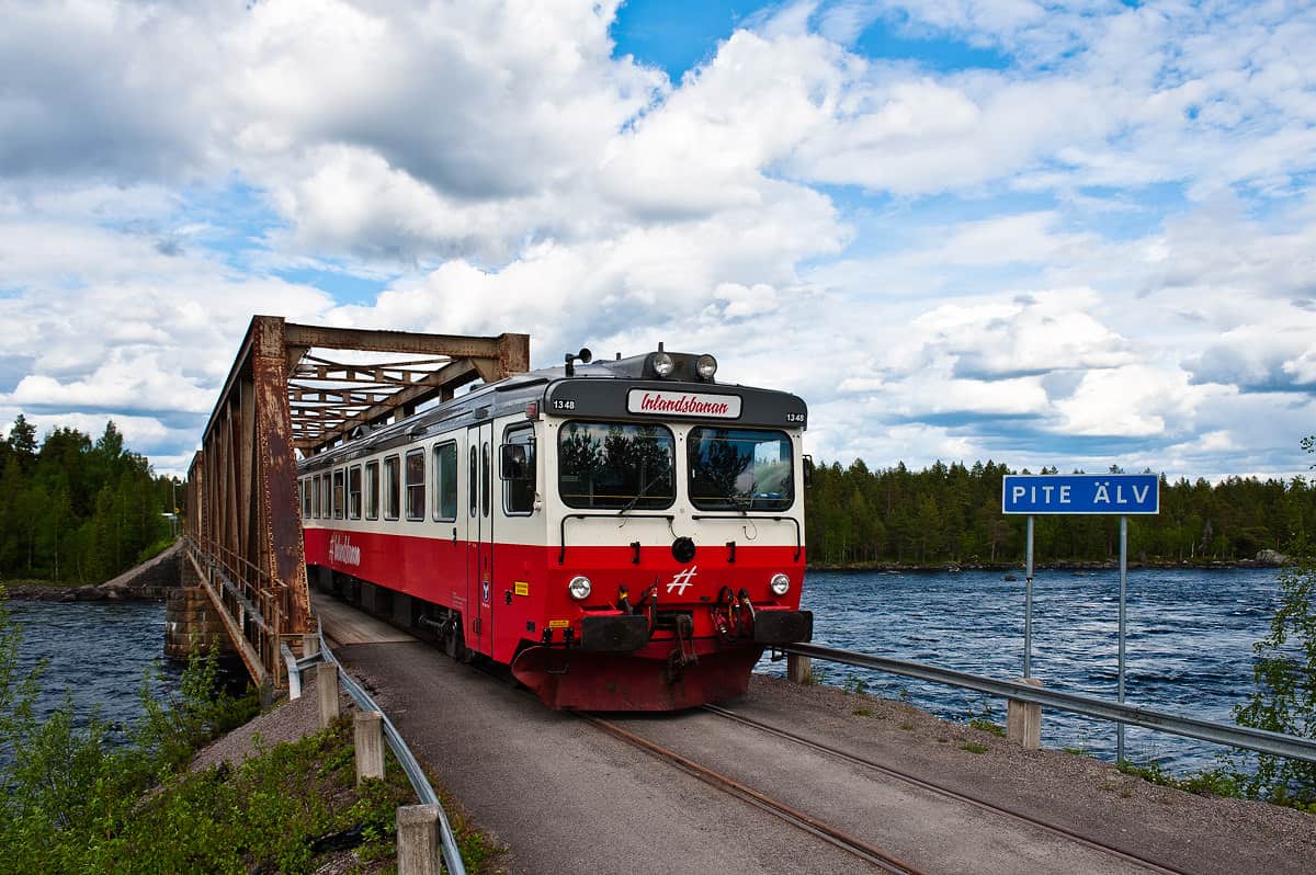 Inlandsbanan train crosses the Pite Älv bridge.