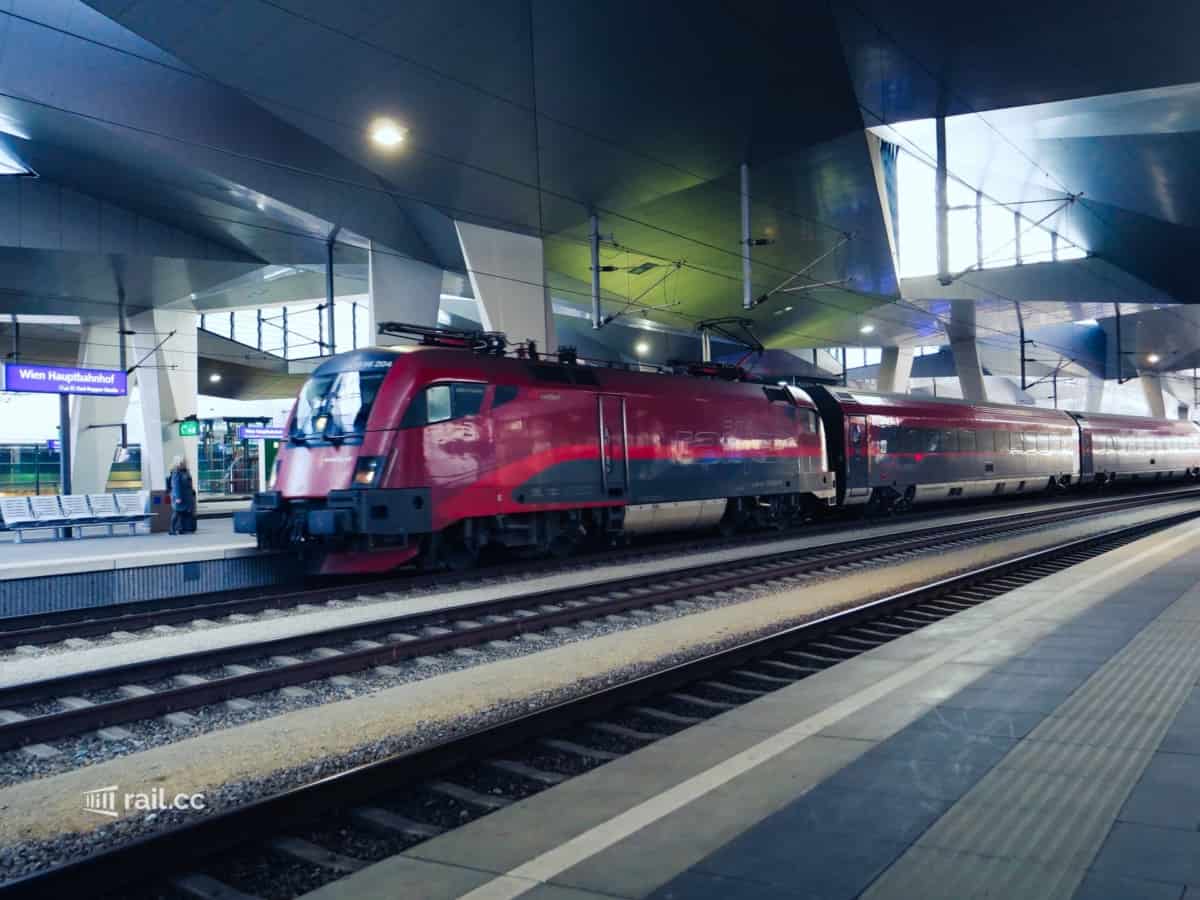 Railjet in Wien Hauptbahnhof