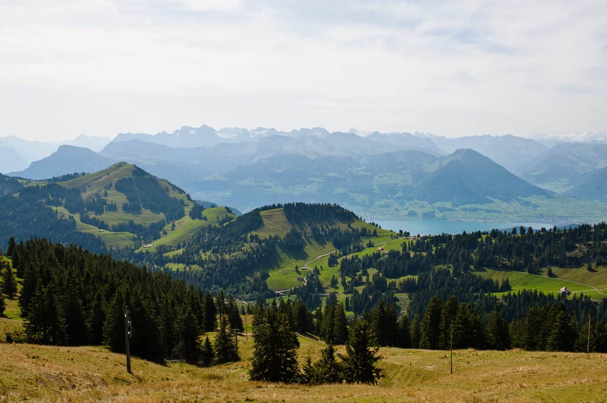 Panoramablick von der Rigi über den Vierwaldstätter See hin zu den Schweizer Alpen.