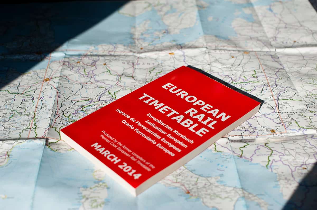 Zwei unverzichtbare Begleiter für alle ambitionierten Zugreisenden: Der European Rail Timetable und die Rail Map of Europe.