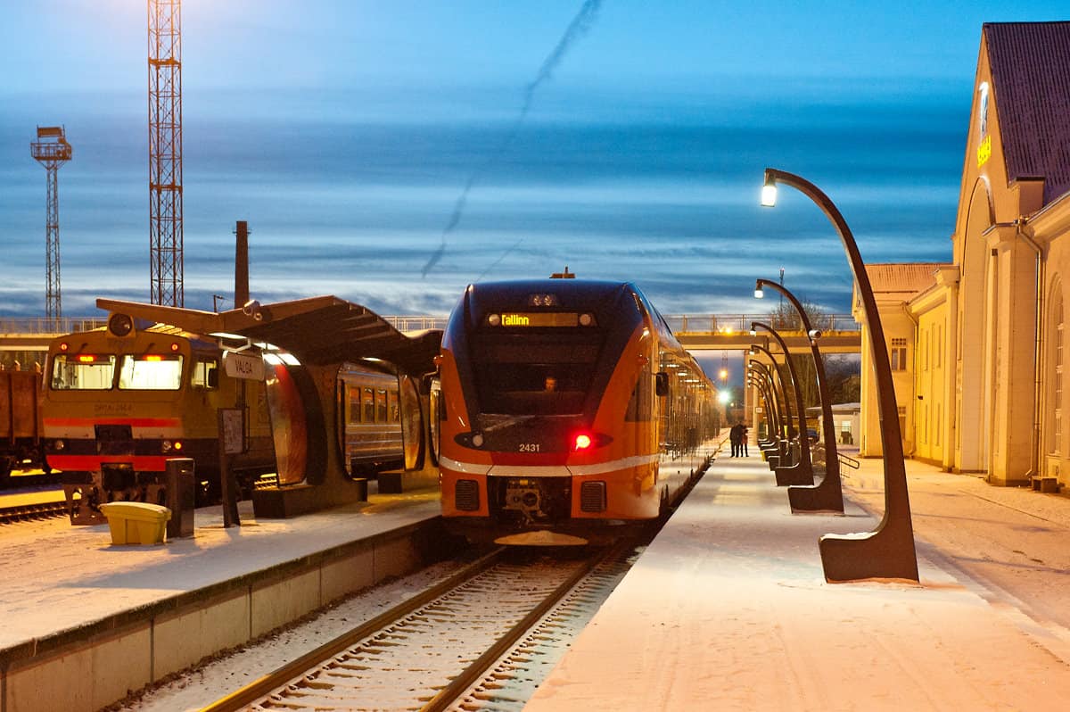 Direkte Umsteigemöglichkeit in Valga, links der Zug nach Riga, rechts der Zug aus Tallinn.