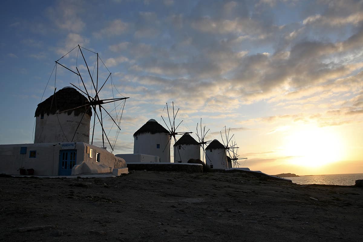 Die vier Windmühlen sind das Wahrzeichen von Mykonos