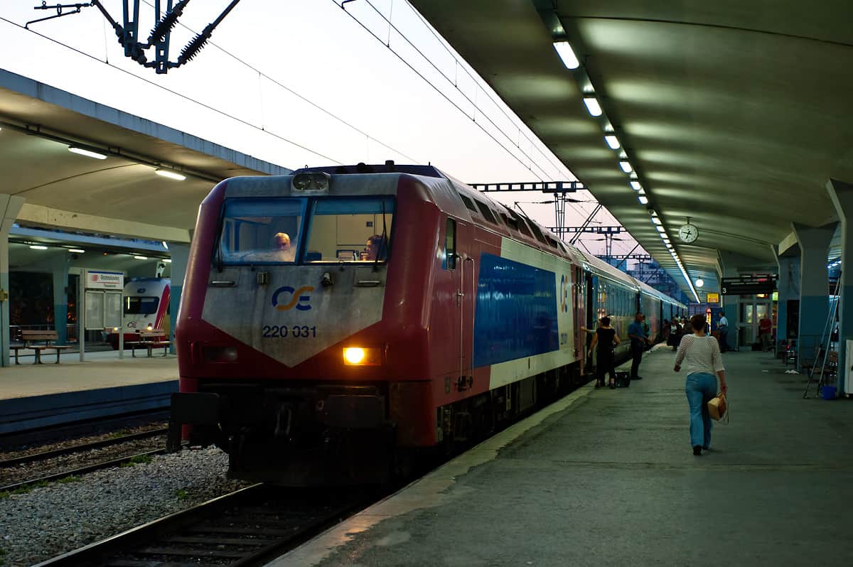 Der Nachtzug von Athen nach Alexandroupoli mit Kurswagen nach Sofia wartet am Bahnhof in Thessaloniki auf die Abfahrtszeit.