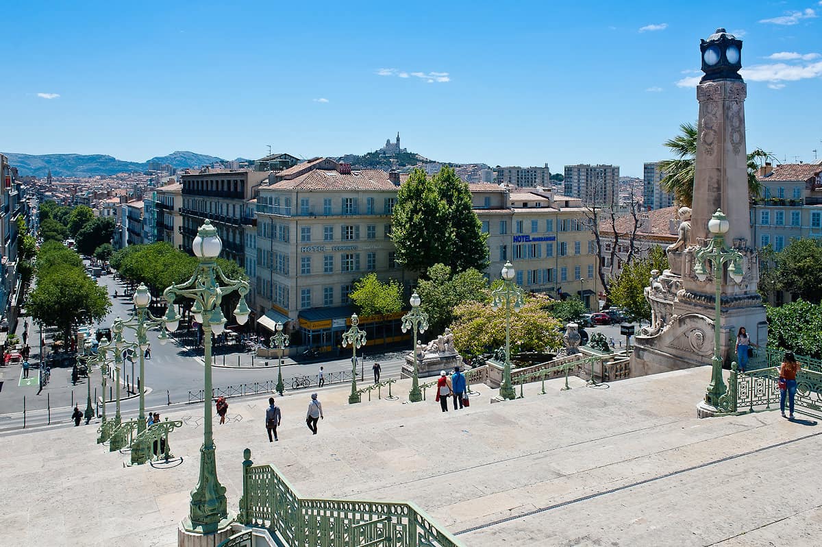Direkt vom Vorplatz des Bahnhofs von Marseille bietet sich dieser schöne Ausblick über die Stadt.