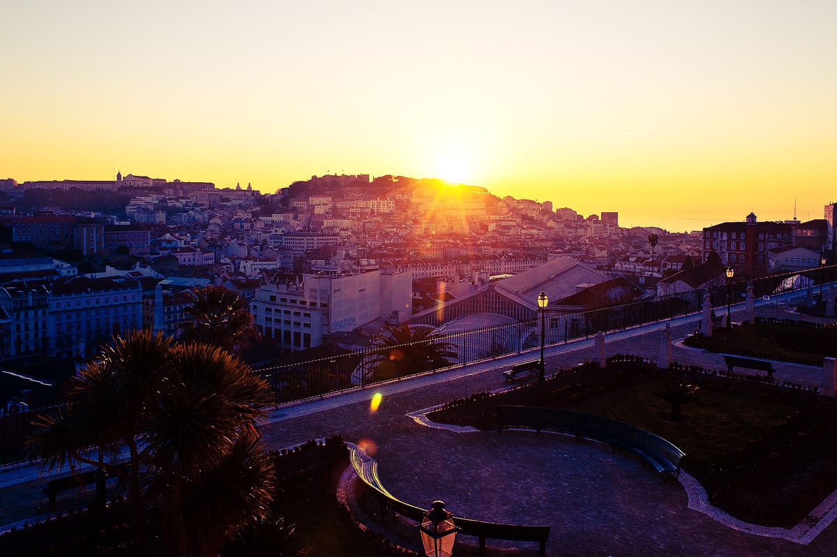 Oder genieße den Sonnenaufgang in Lissabon ganz im Westen Europas.