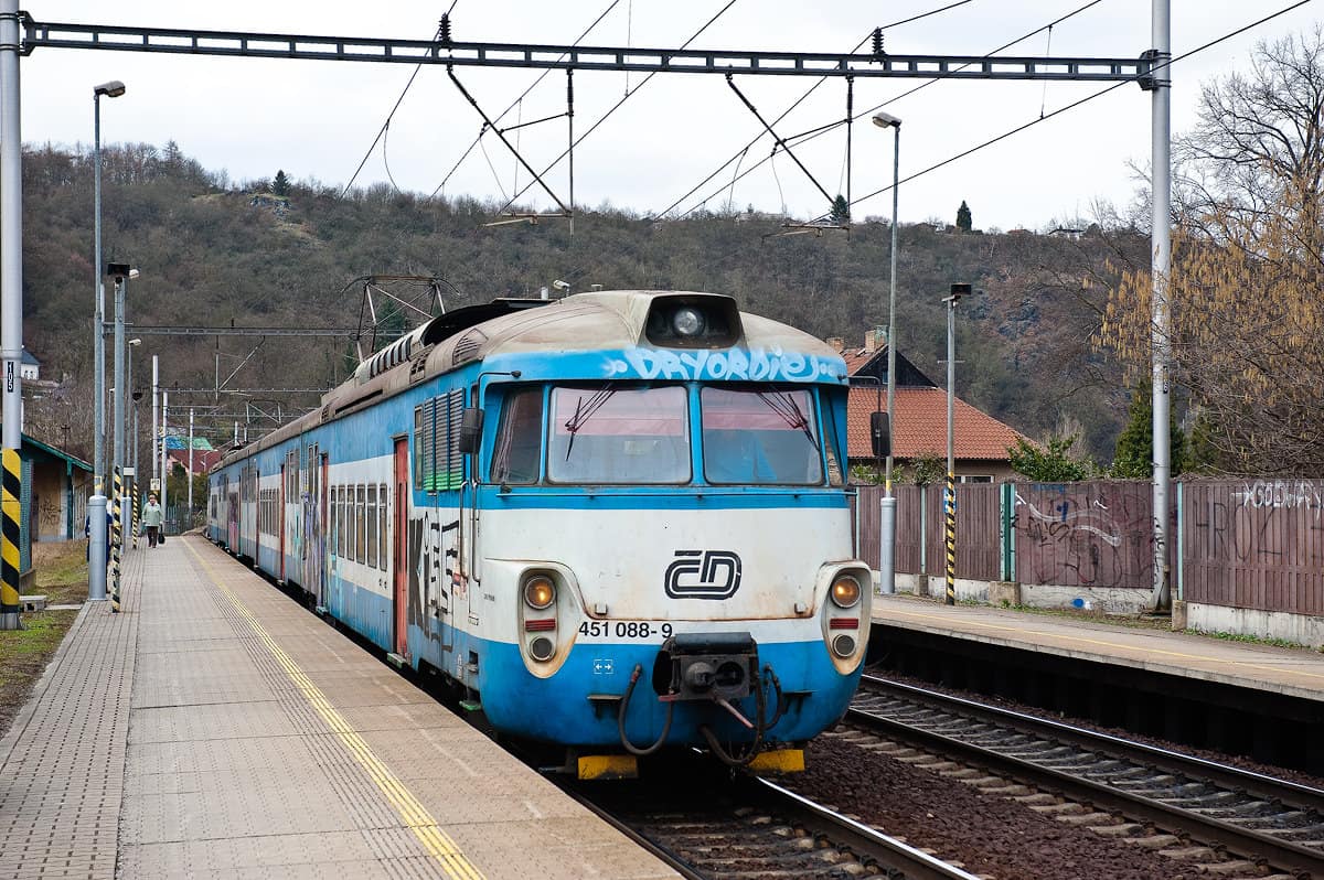 Für Zugfreunde: dieser alte 451er brachte uns zurück nach Prag.