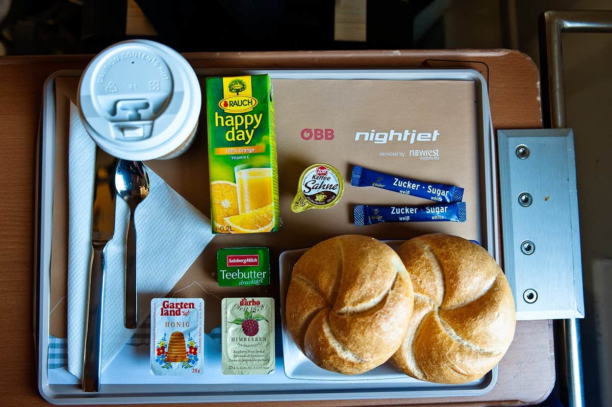 Individuell zusammengestelltes Frühstück im ÖBB nightjet.
