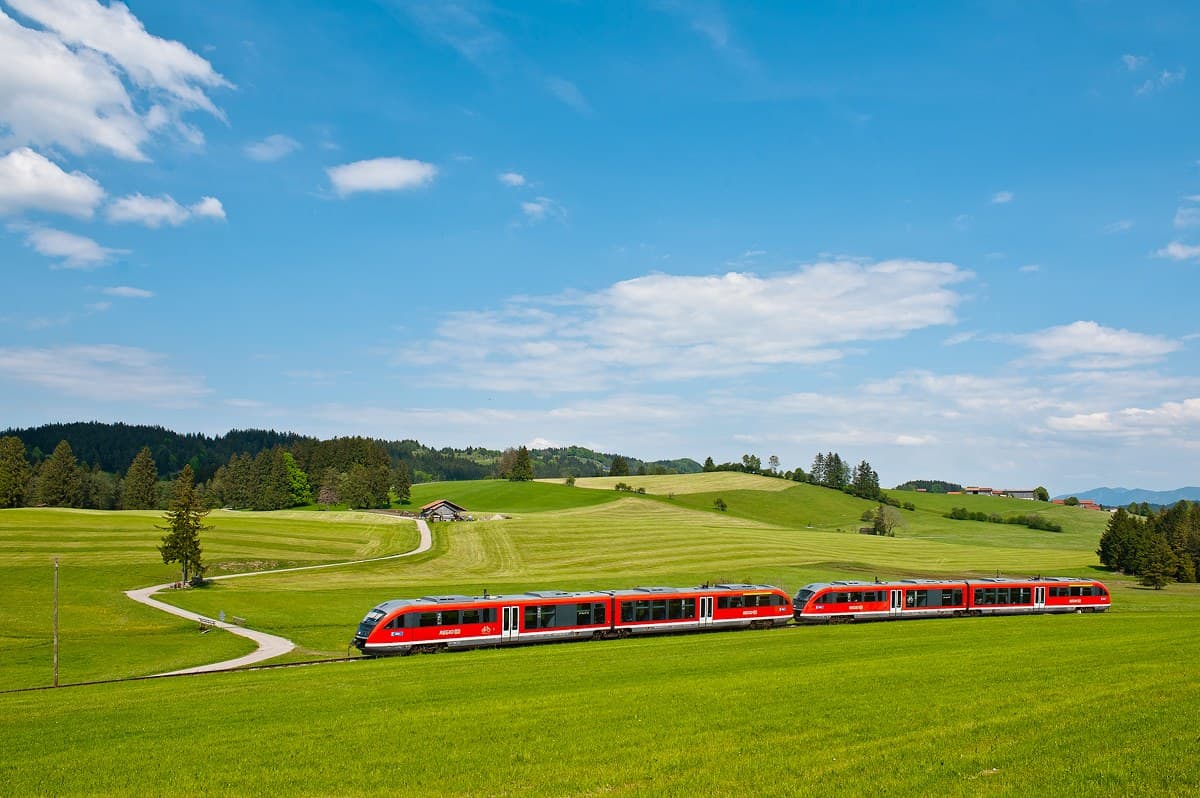 Eine Regionalbahn unterwegs durch die wunderschöne Landschaft des Allgäu bei Weizern-Hopferau.