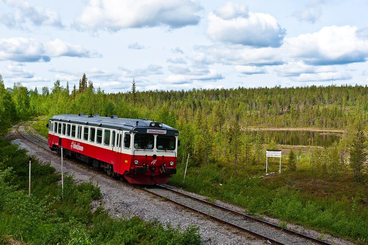 Der Zug von Gällivare nach Östersund quert gerade den Polarkreis.