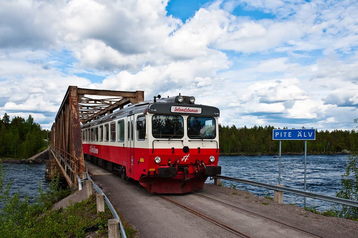 Der Zug der Inlandsbanan quert die Brücke über den Pite Älv.
