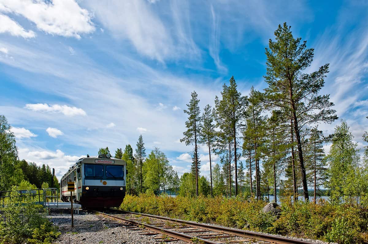 Der Zug der Inlandsbanan hält in Vilhelmina Norra.