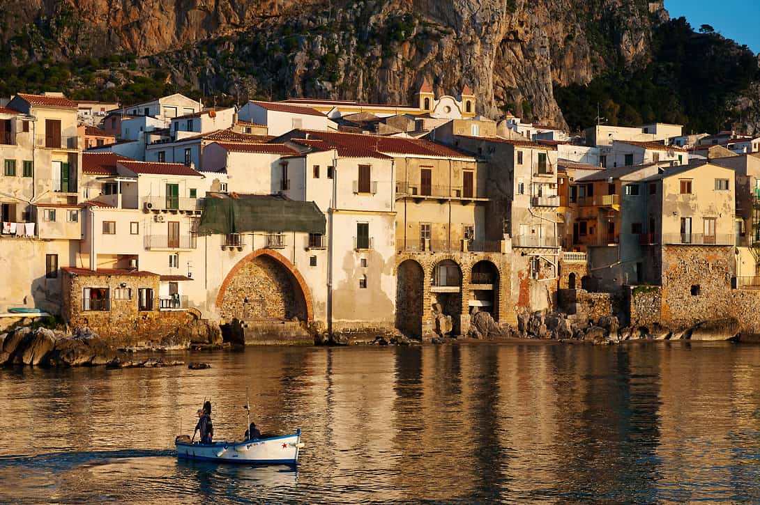 Egal ob du kleine Dörfer wie Cefalù auf Sizilien entdecken...