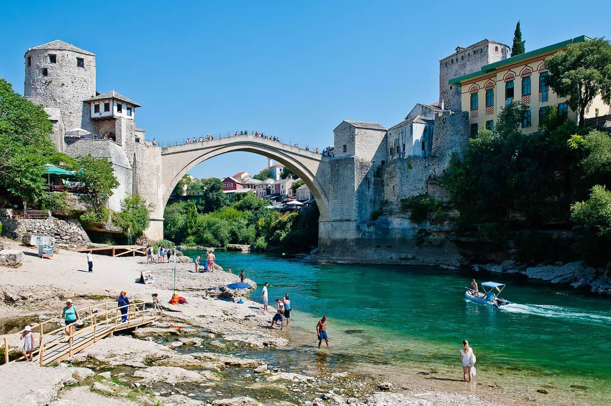 Ziel aller Reisenden in Mostar: die Stari Most über die Neretva.