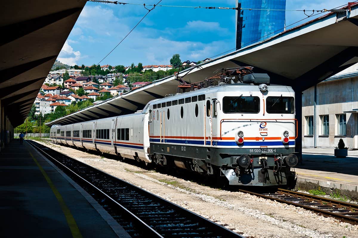 Der Talgo, Starzug der ZFBH, steht abfahrbereit nach Mostar am Bahnhof von Sarajevo.