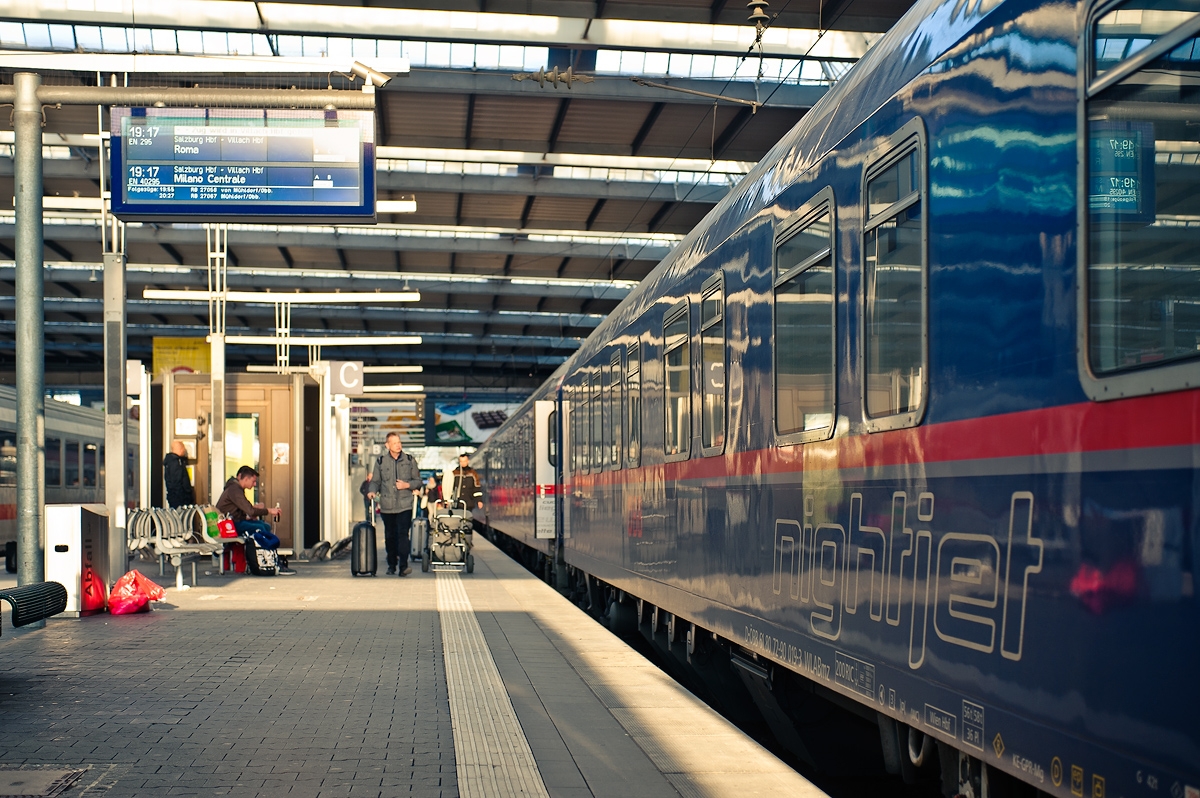 il treno nightjet possiede una livrea originale dal tradizionale colore blu.
